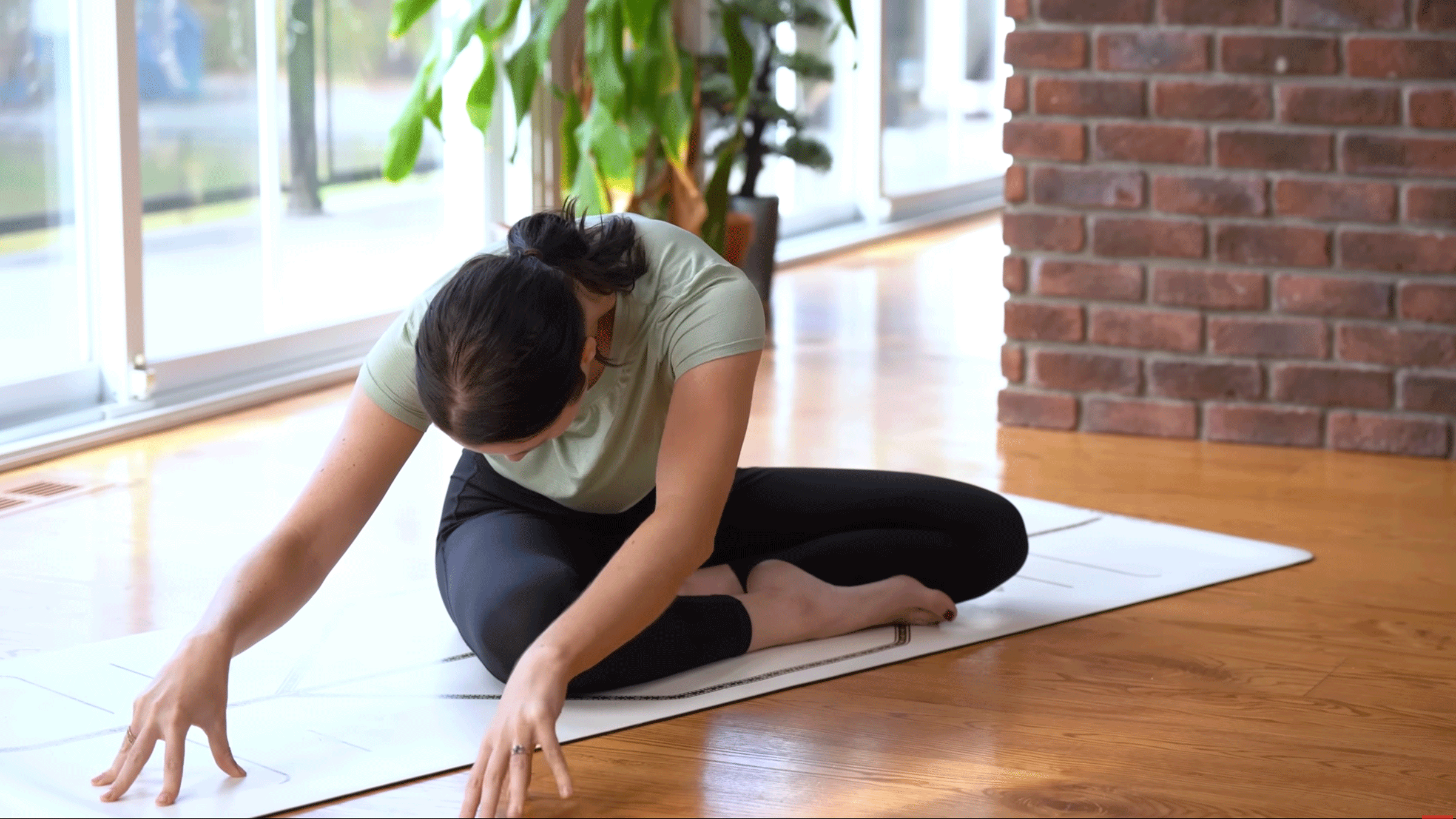 Yoga Matutino de 15 Minutos para el Dolor y Rigidez en la Parte Baja de la Espalda (Que Puedes Hacer en la Cama)