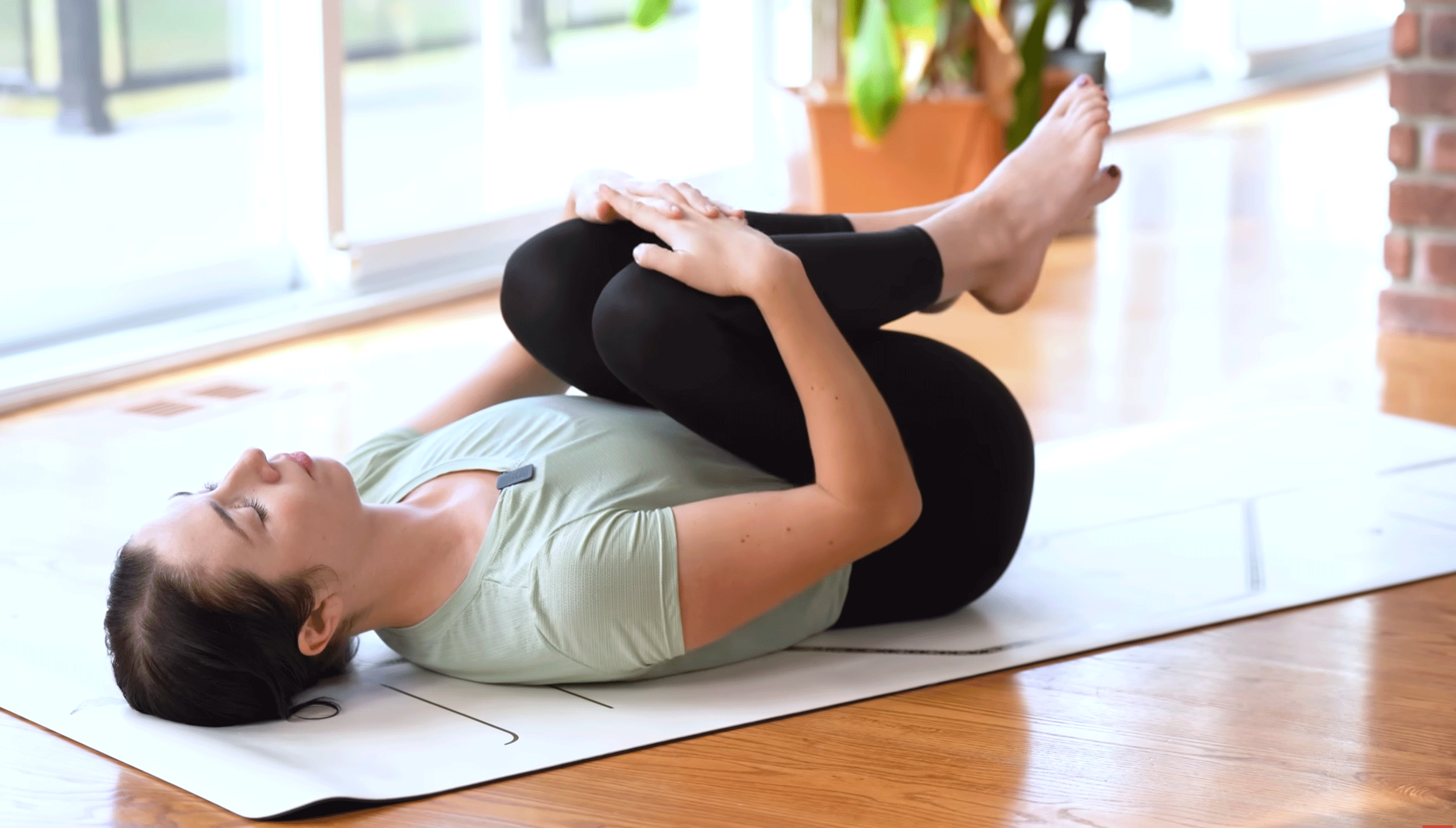 Yoga Matutino de 15 Minutos para el Dolor y Rigidez en la Parte Baja de la Espalda (Que Puedes Hacer en la Cama)