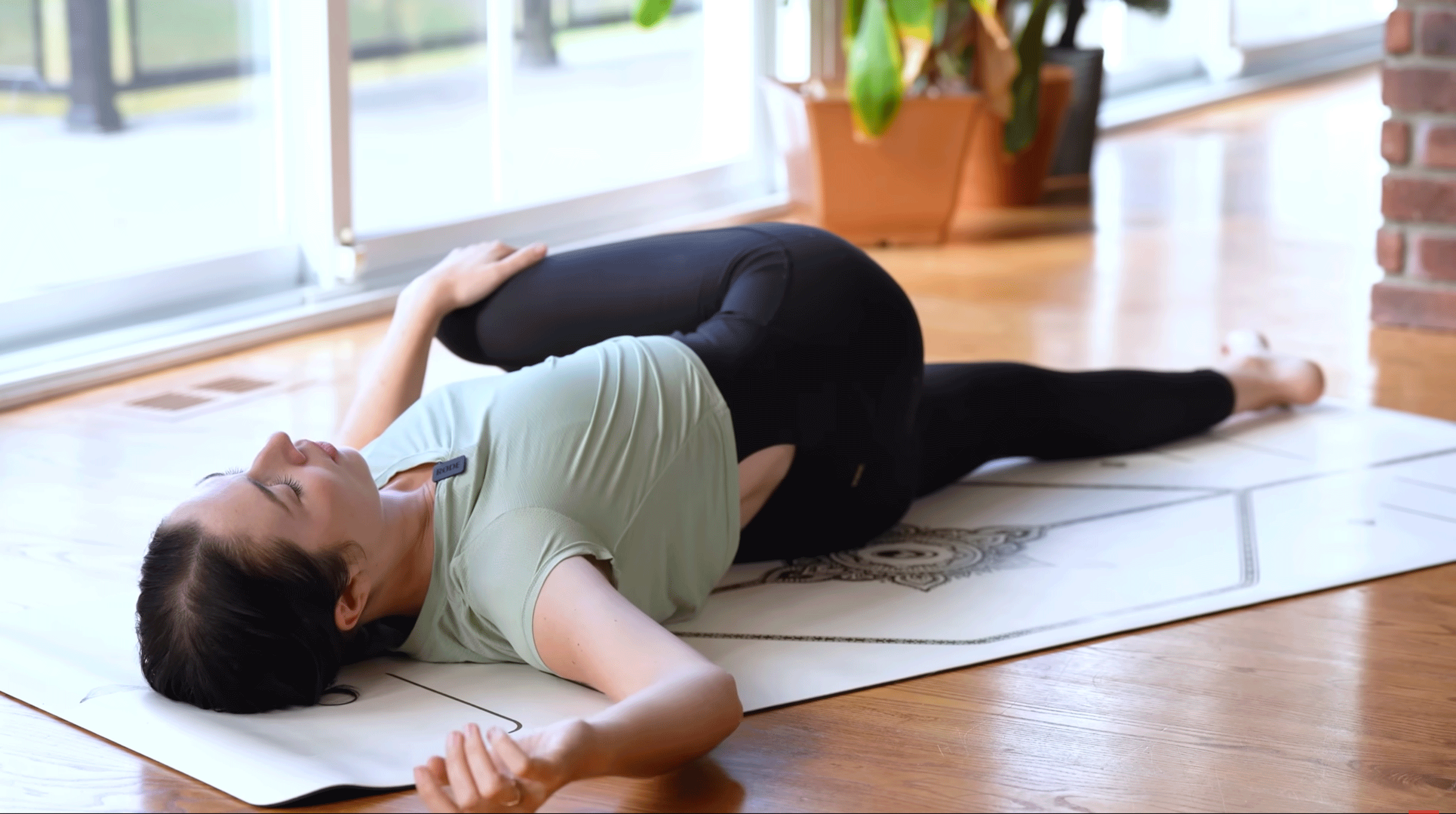 Yoga Matutino de 15 Minutos para el Dolor y Rigidez en la Parte Baja de la Espalda (Que Puedes Hacer en la Cama)