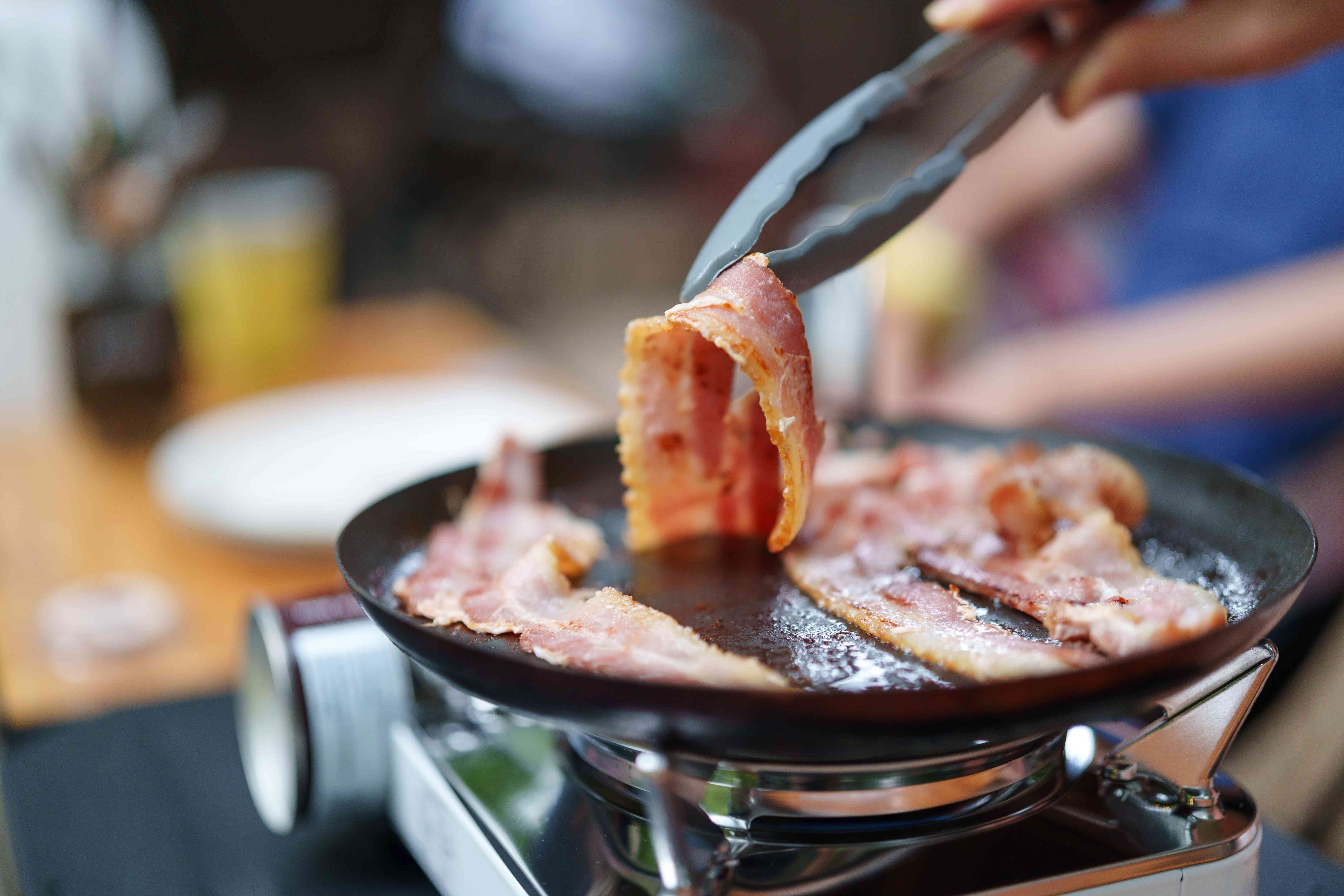 Estudio encuentra que consumir grandes cantidades de carne roja procesada podría aumentar el riesgo de demencia