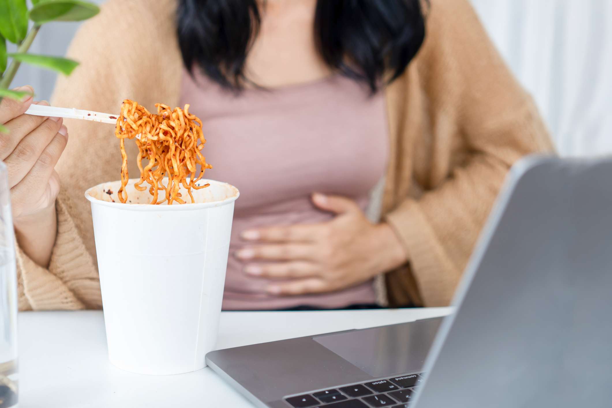 El Consejo #1 Que Necesitas Para Prevenir La Hinchazón Después De Comer