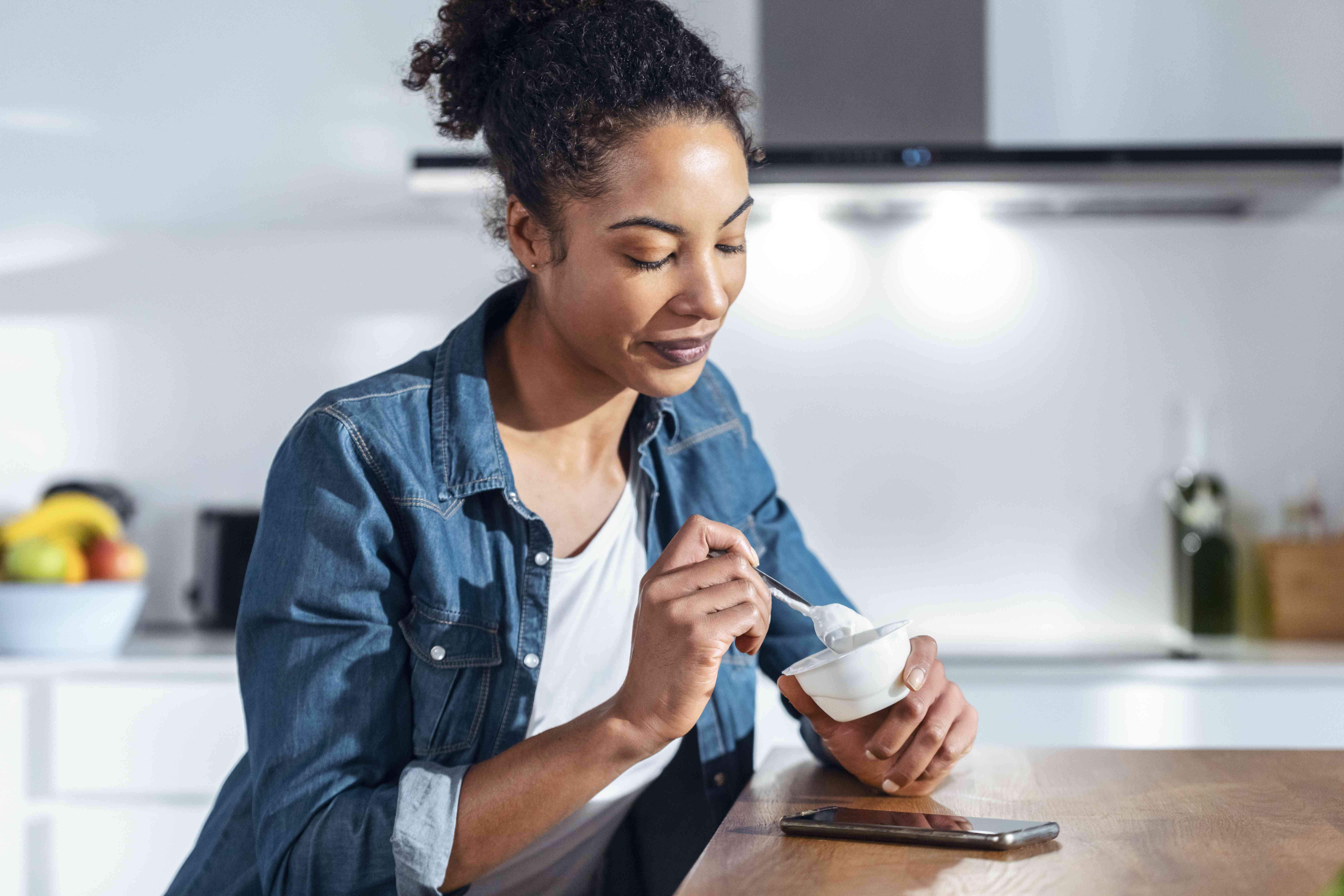 Consumir Esta Cantidad de Yogur Cada Semana Podría Reducir el Riesgo de Cáncer de Colon