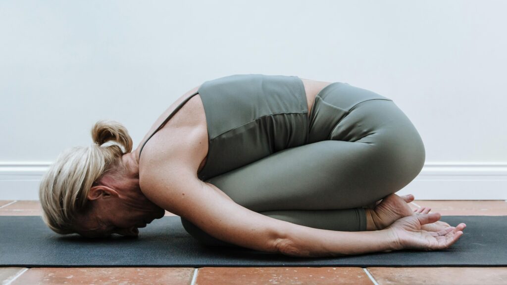 ¿Estás pasando por la menopausia? Estas posturas de yoga restaurativo pueden ayudar.