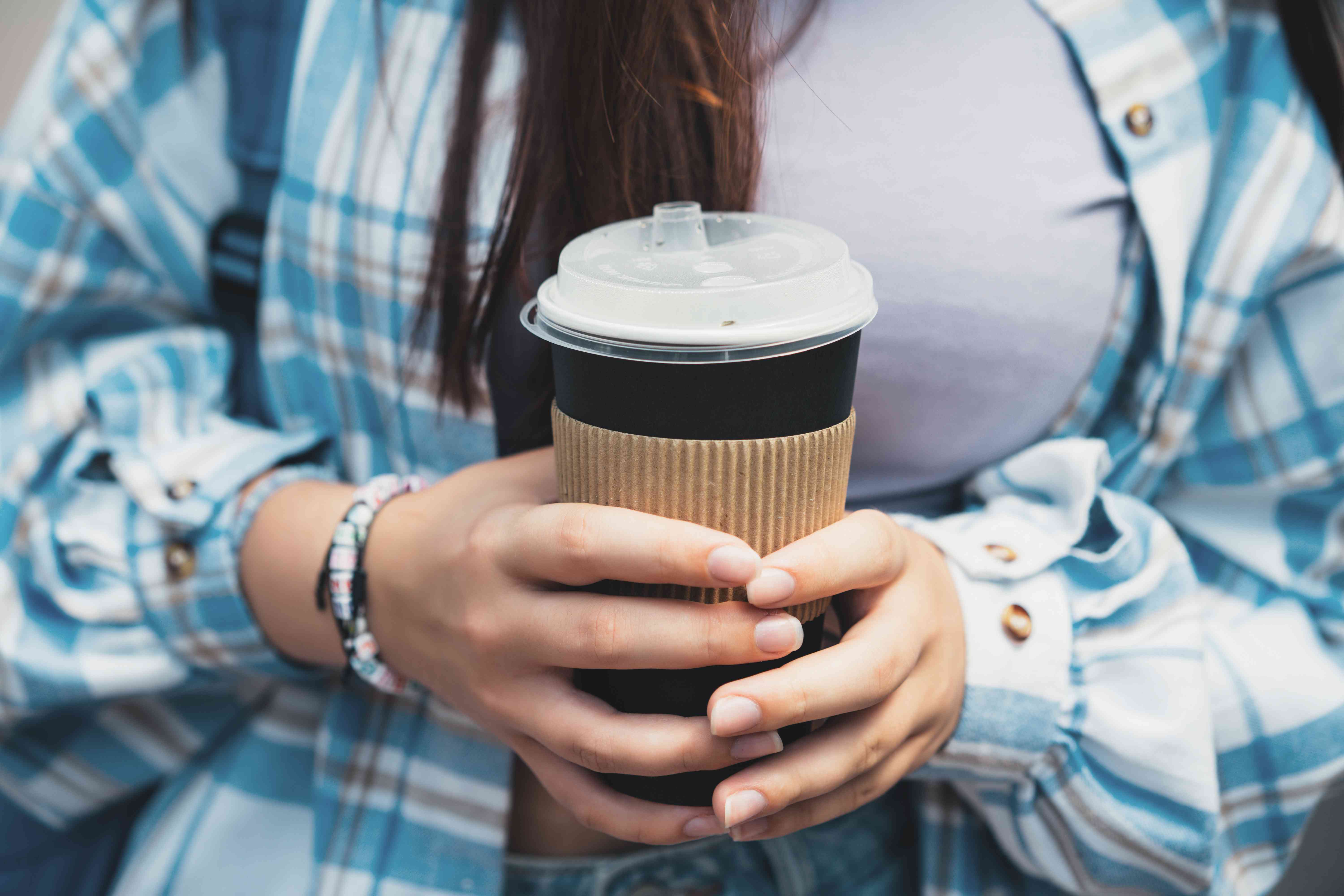 ¿Debería tu adolescente consumir cafeína? Pediatras opinan tras la publicación de nuevas directrices sobre bebidas