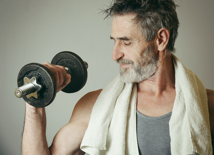 Guía de entrenamiento con pesas para hombres mayores de 50 años