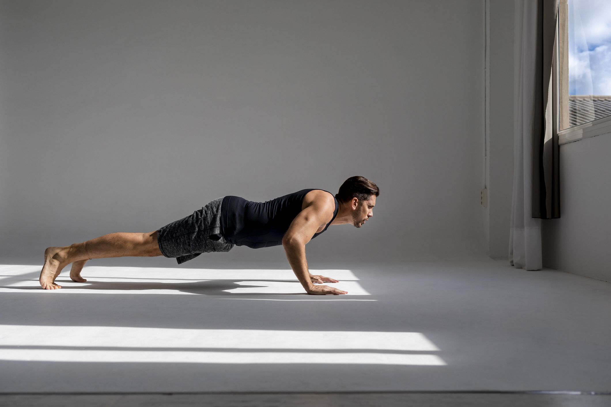 Entrenamiento de Escalera Solo con Peso Corporal de 20 Minutos para Desafiar Tu Pecho, Piernas y Pulmones