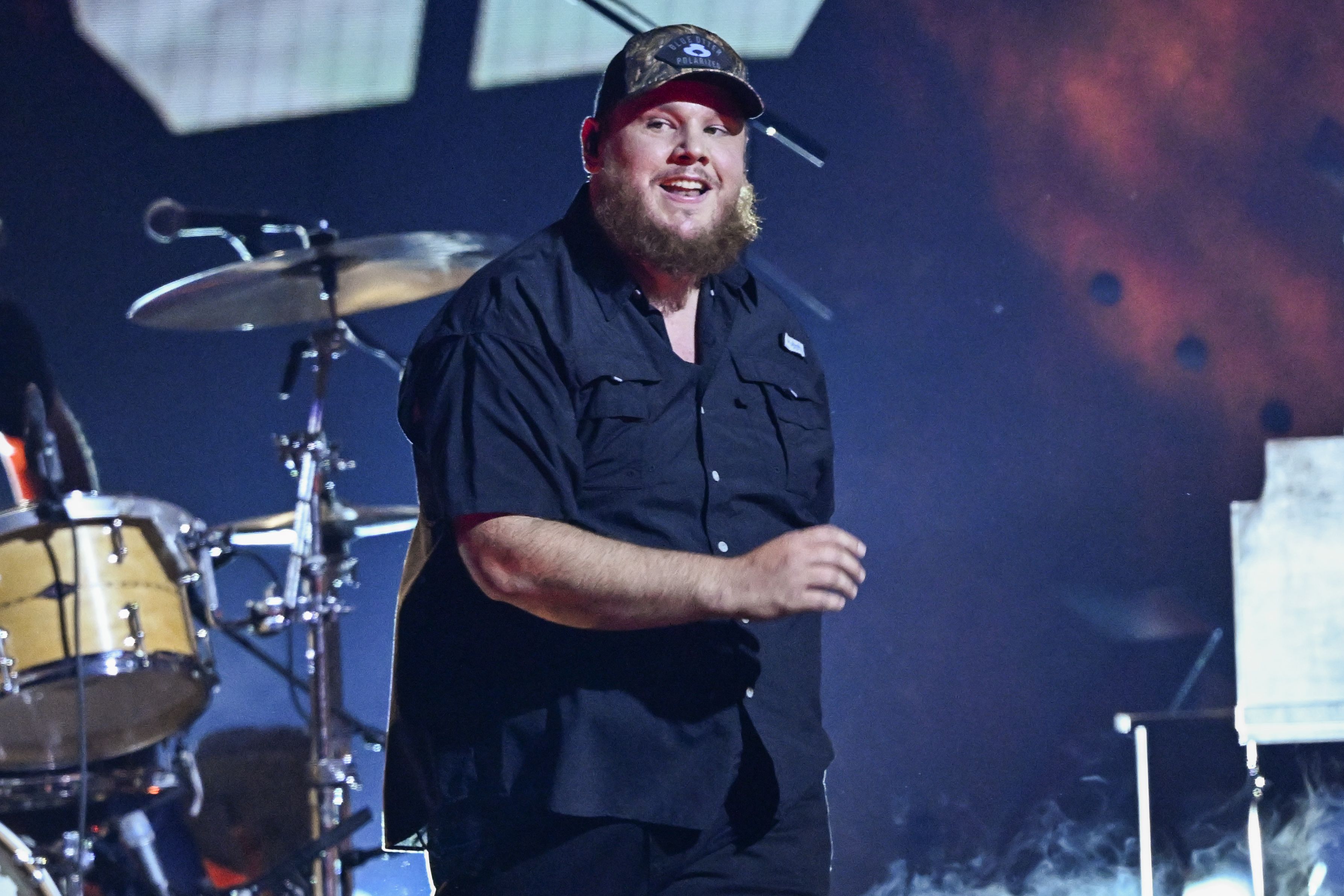 La Estrella Country Luke Combs Revela su Batalla con una Forma Rara de TOC