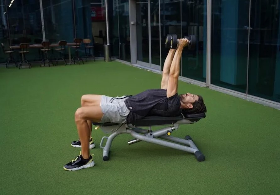 Desarrolla brazos más definidos con este entrenamiento de tríceps con mancuernas