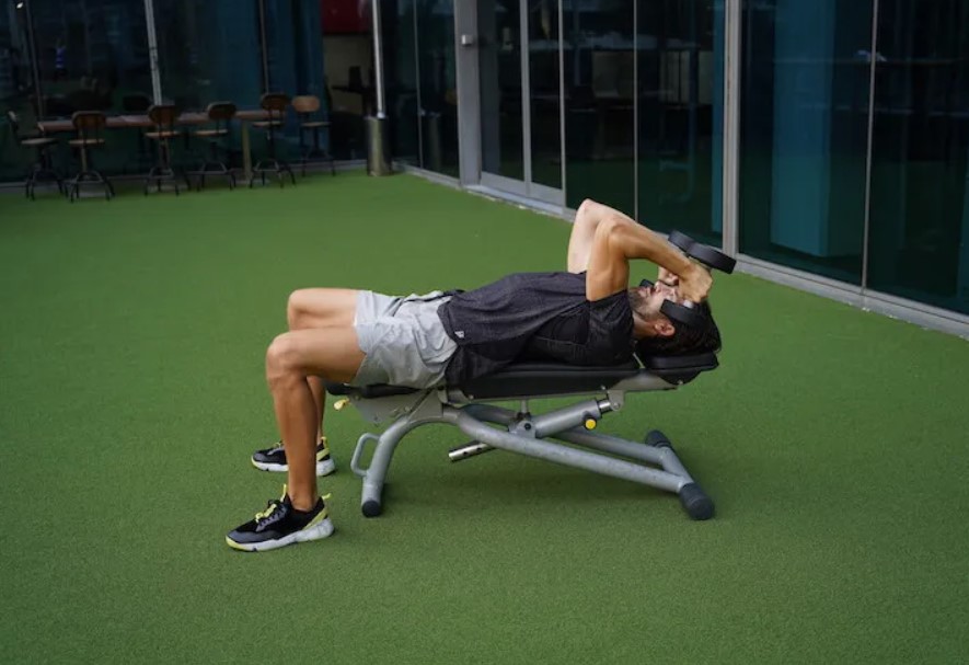 Desarrolla brazos más definidos con este entrenamiento de tríceps con mancuernas