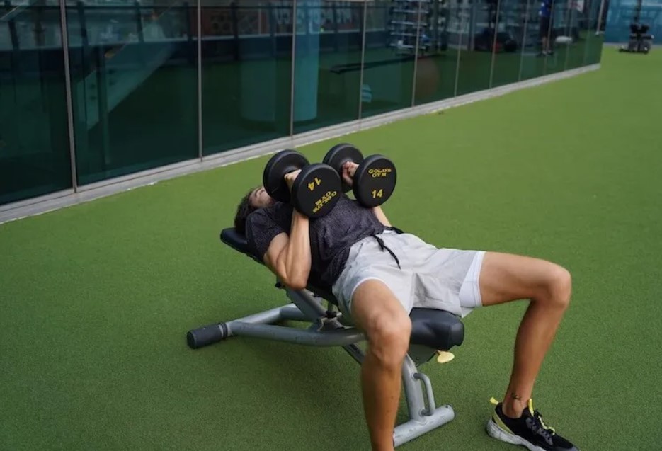 Desarrolla brazos más definidos con este entrenamiento de tríceps con mancuernas