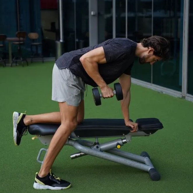 Desarrolla brazos más definidos con este entrenamiento de tríceps con mancuernas