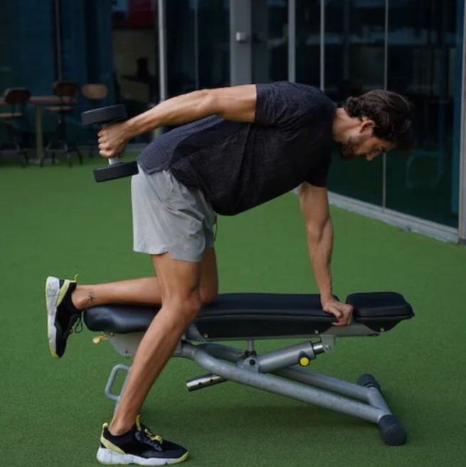 Desarrolla brazos más definidos con este entrenamiento de tríceps con mancuernas