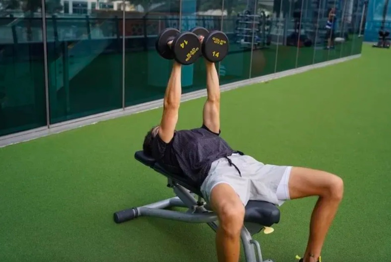 Desarrolla brazos más definidos con este entrenamiento de tríceps con mancuernas