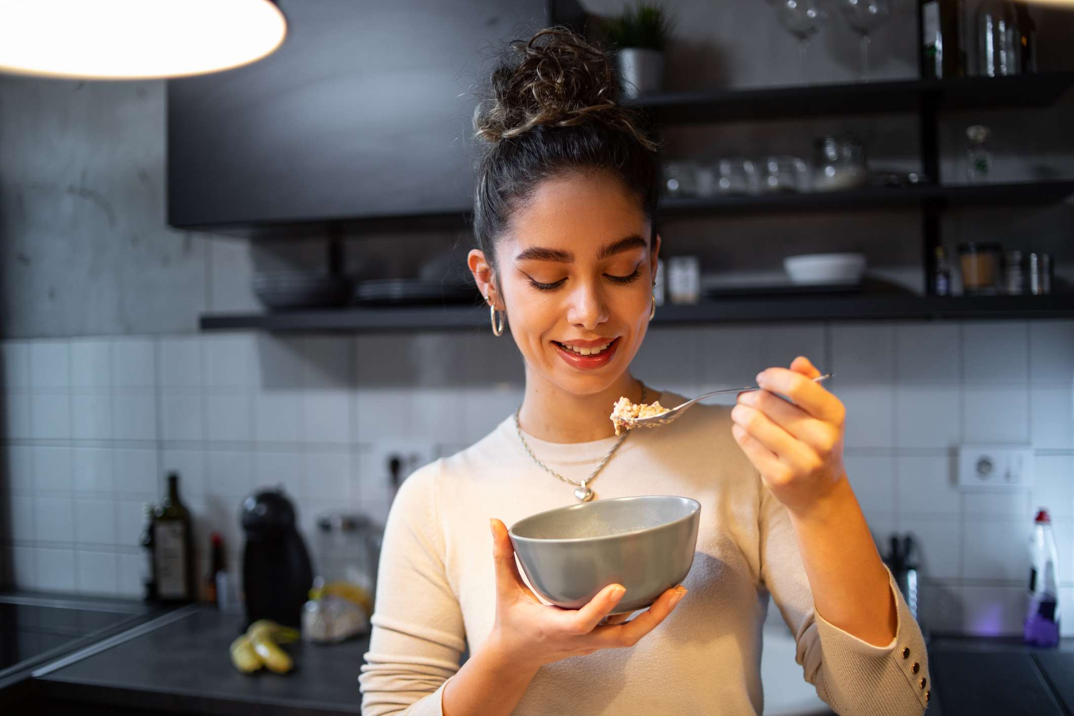 ¿Deberías evitar comer carbohidratos por la noche? Un nutricionista explica