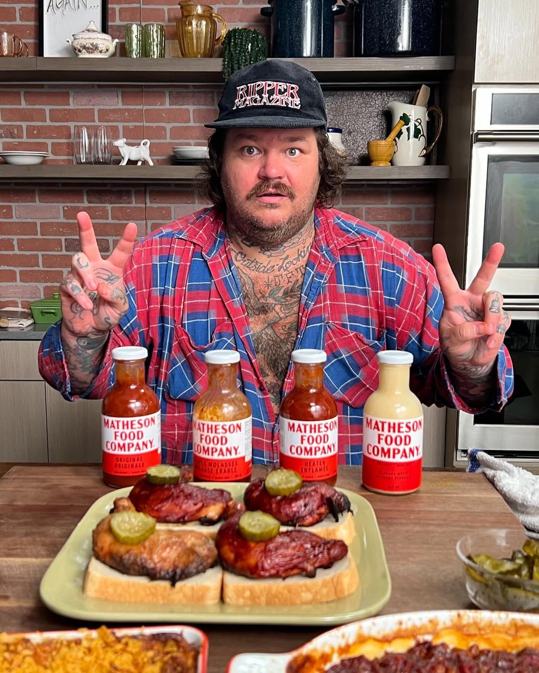 'The Bear' Star Matty Matheson Comparte Su Filosofía Alimentaria en la Vida Real (+ Su Sándwich Favorito de Spam y Kimchi)