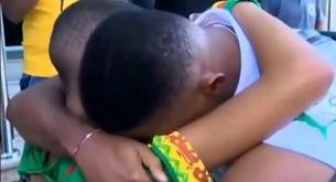 Eto'o se emociona al abrazar a un niño