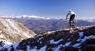 Bajando una montaña en bicicleta