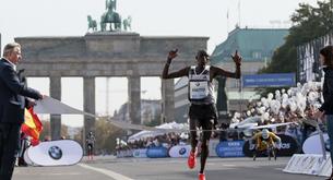 El keniata Kimetto bate el récord mundial de maratón