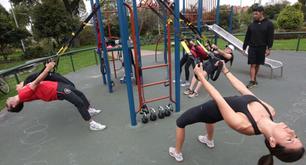 El gimnasio está en el parque