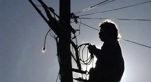 Este hombre utiliza los postes de la luz para entrenar