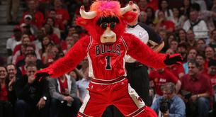 Este chico pasa de su novia y la mascota de los Bulls aprovecha para ligársela