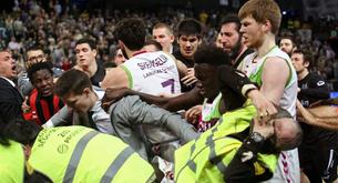 Brutal tangana en el baloncesto español entre Baskonia y Bilbao Basket 