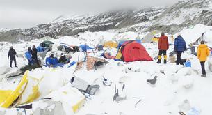 El vídeo de cómo una avalancha producida por el terremoto arrasa el campamento base del Everest