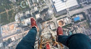 El vídeo de los chicos que escalan hasta la cima del segundo edificio más alto del mundo... ¡para hacerse un selfie!