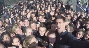 El selfie multitudinario de Djokovic