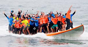 66 surfistas sobre una tabla