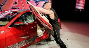 La estrella de la WWE Brock Lesnar destroza un Cadillac con su hacha