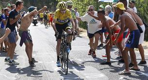 Un espectador lanza una bolsa de orina a Froome al grito de "¡Dopado!"