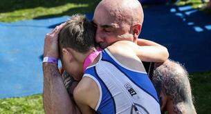 Un niño de 8 años con parálisis cerebral completa un triatlón