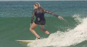 El alucinante vídeo de Maud Le Car surfeando con tacones y vestido