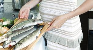 Comer pescado durante el embarazo es bueno para el desarrollo del feto