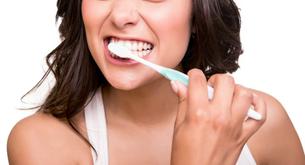 5 maneras de lavarte mal los dientes