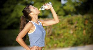 ¿Cuánta agua hay que tomar antes, durante y después del ejercicio?