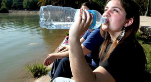 Señales del cuerpo de que estamos bebiendo poca agua