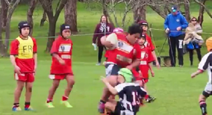 Este niño de 8 años es una bestia jugando al rugby