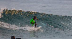 Un niño de 10 años surfea sobre un tiburón blanco