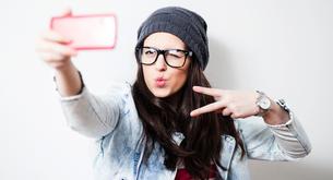 Selfies de hombres Vs. selfies de mujeres: ¿por qué escogen ángulos distintos?