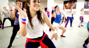 ¿Cómo hacer ejercicios de zumba fitness en casa para adelgazar?