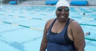 Esta nadadora ciega y con sobrepeso ha ganado 176 medallas