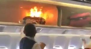 Explota la batería externa de un móvil en un avión